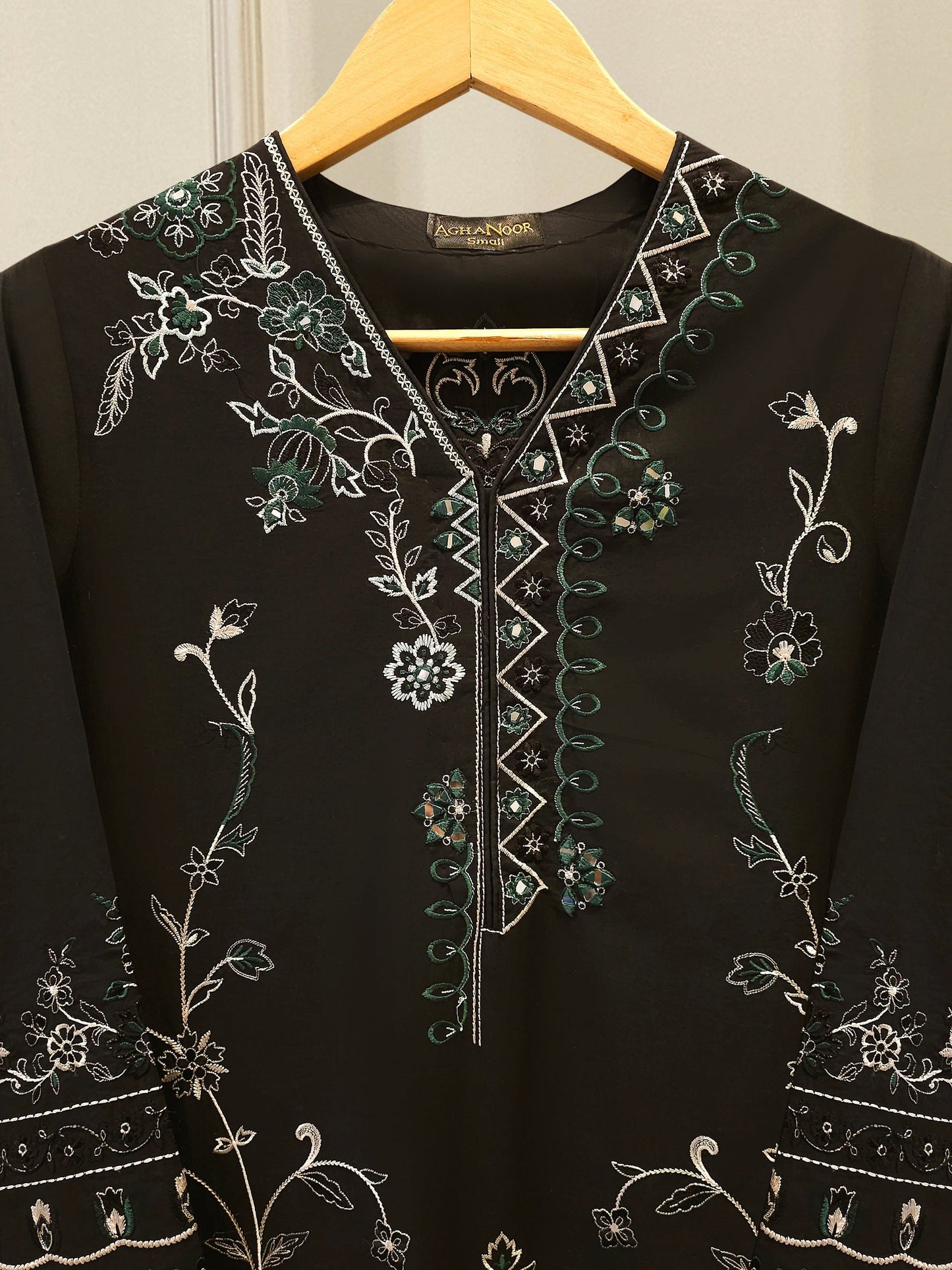 AGHA NOOR 2 Piece - Embroidered Cambric Suit