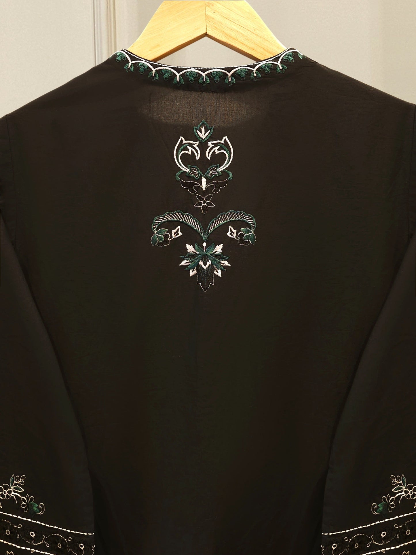 AGHA NOOR 2 Piece - Embroidered Cambric Suit