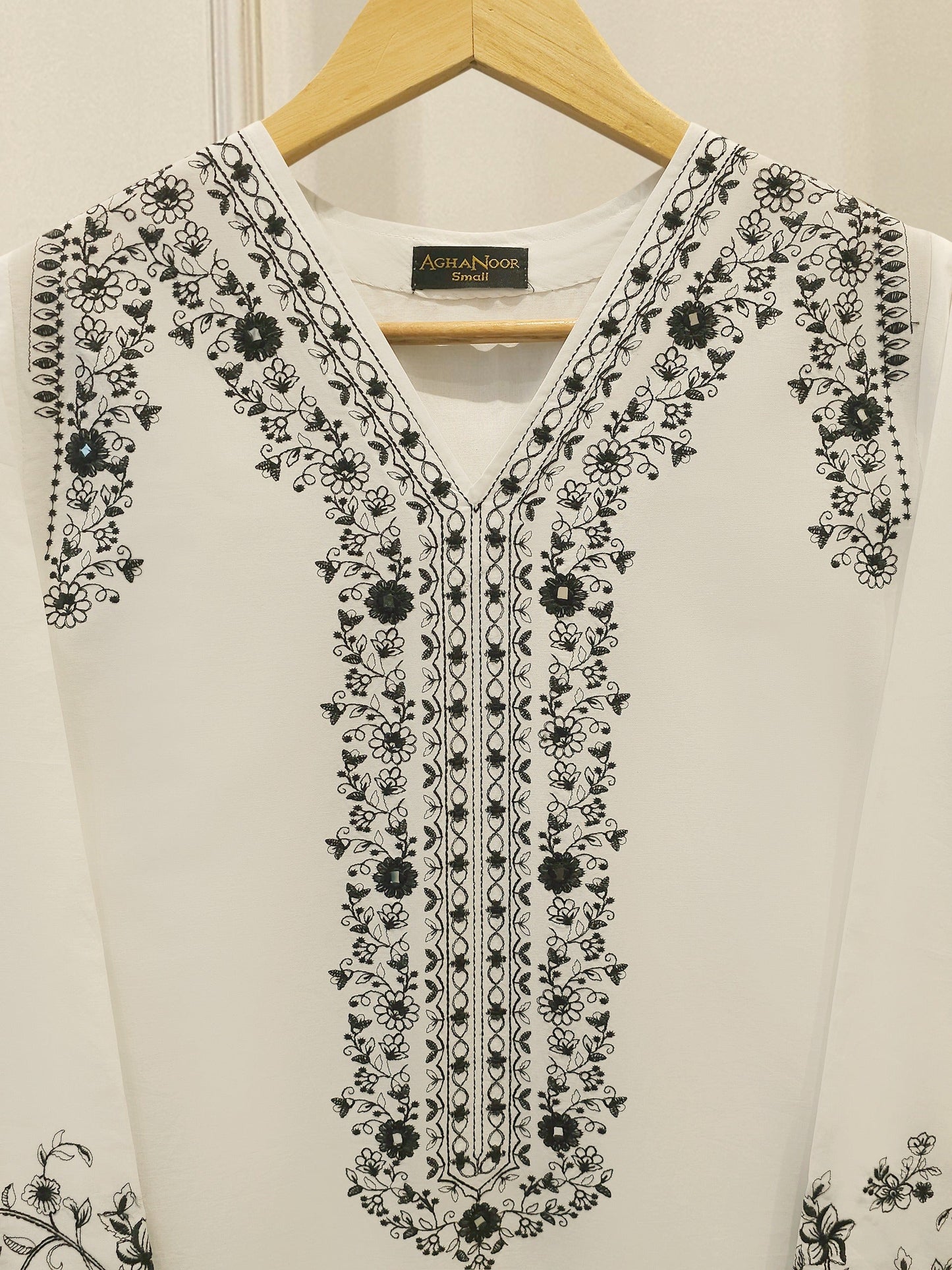 AGHA NOOR 2 Piece - Embroidered Cambric Suit