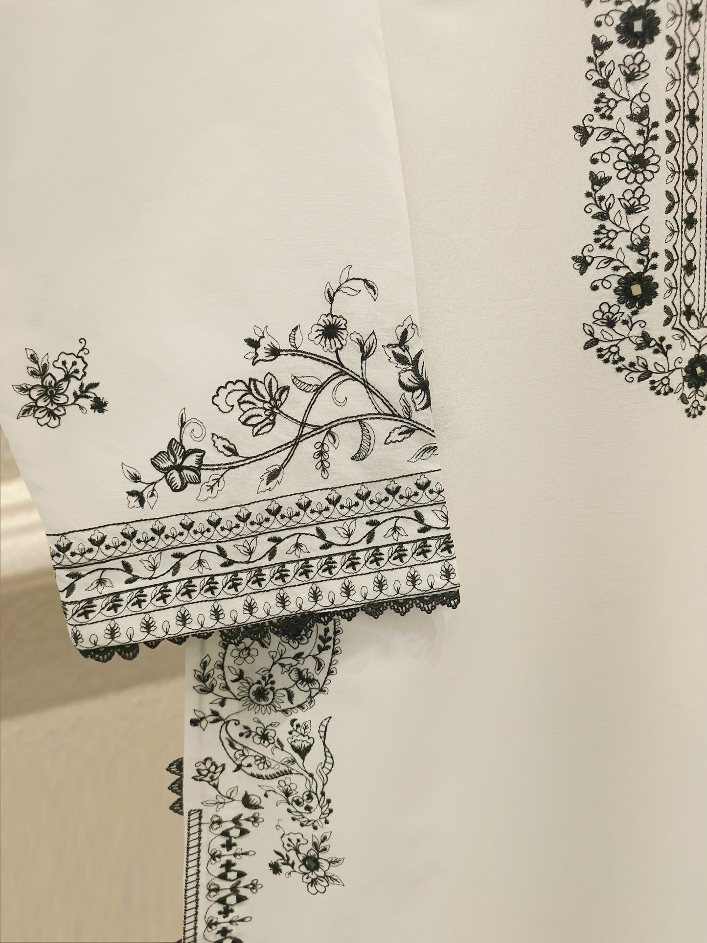 AGHA NOOR 2 Piece - Embroidered Cambric Suit